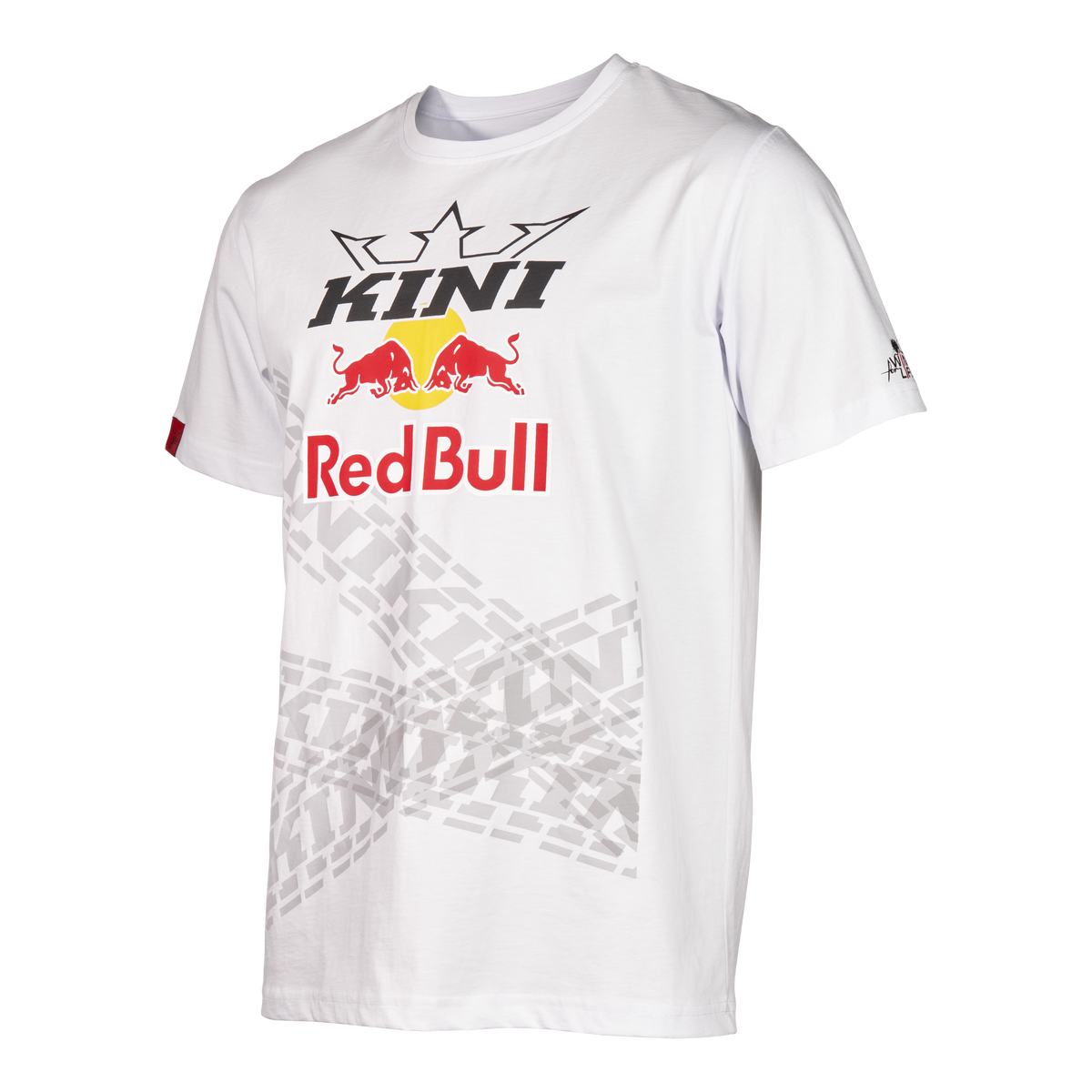 Das KINI RED BULL TR T-Shirt 2.0 von Kini Red Bull ist ein weißes Kurzarm-T-Shirt mit "KINI"- und "Red Bull"-Logo, zwei roten Stieren, einer Kronengrafik auf der Vorderseite und einem hellgrauen geometrischen Muster im unteren Bereich. Wings For Life inspiriert.