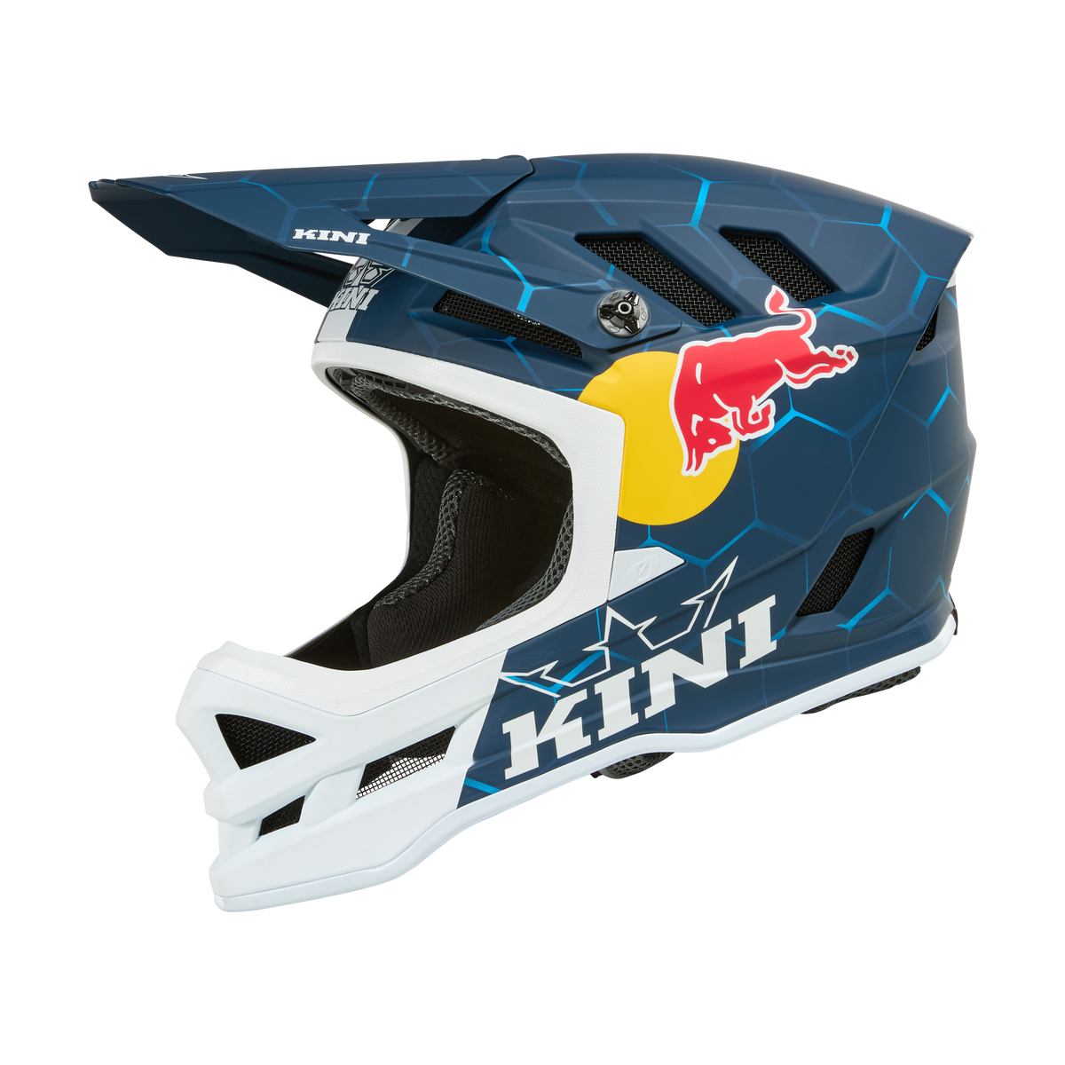 Der KINI RED BULL DHC Helm 1.0 von Kini Red Bull ist ein blau-weißer Downhill-Helm mit kantigen Belüftungsöffnungen, geometrischem Sechseckmuster, gelb-rotem Red Bull-Logo und seitlichem "KINI"-Schriftzug.