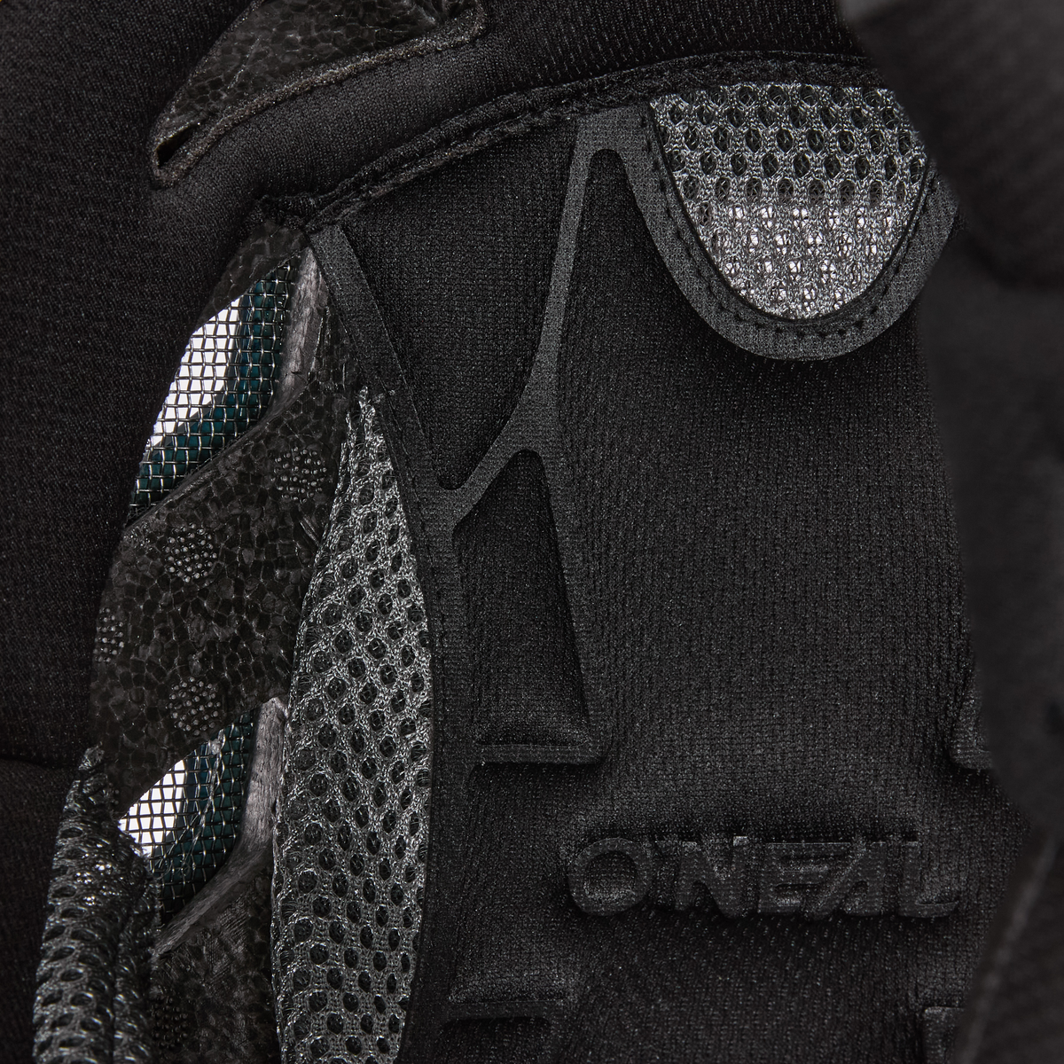 Nahaufnahme der Innenpolsterung und des Mesh-Futters eines schwarzen Kini Red Bull DHC Air-Liner & Cheek Pads-Helms mit strukturiertem Stoff, Belüftungslöchern und dem eingeprägten Markennamen "KINI RED BULL".