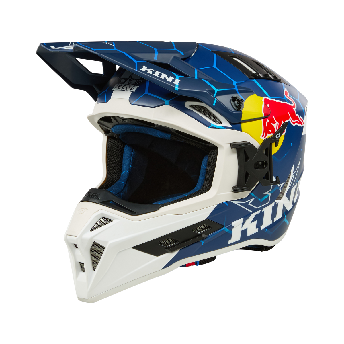 Der Kini Red Bull EXC Helm 1.0 ist ein blau-weißer Offroad-Motorradhelm mit dem Red Bull-Logo, dem Quin Smart Safety Sensor, einem großen Visier und dem "KINI"-Schriftzug an der Seite auf schwarzem Hintergrund.