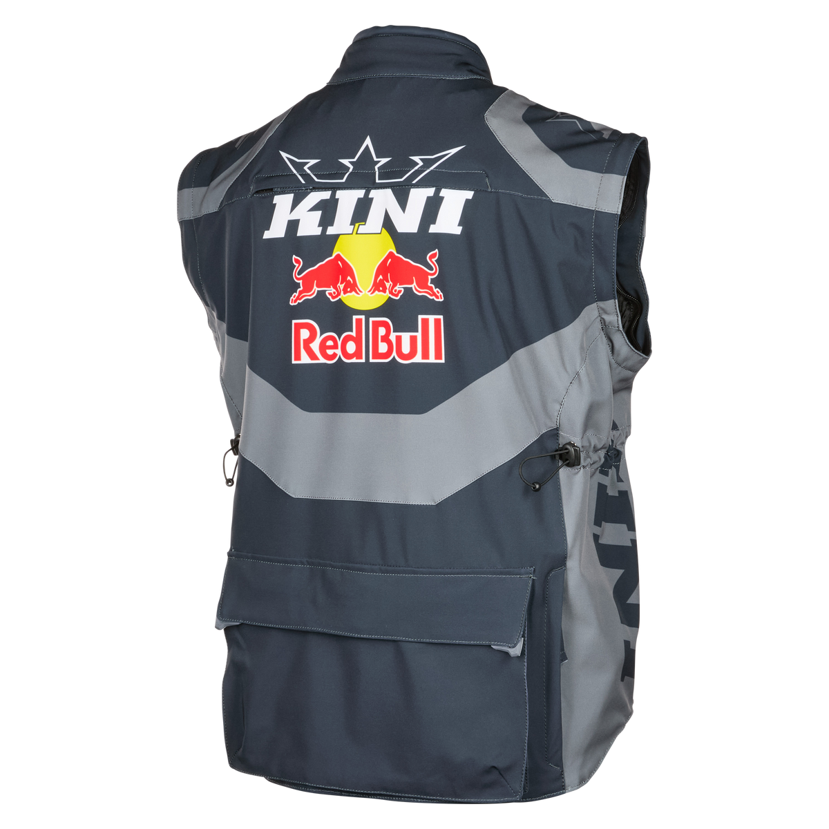 Die KINI RED BULL EXC Jacke 1.0 von Kini Red Bull ist eine dunkelgraue, ärmellose Weste mit "KINI"- und Red Bull-Logo, roten Stieren und einer gelben Sonne. Sie hat einen hohen Kragen, verstellbare Seiten und eine große untere Rückentasche - ideal für Abenteuer.