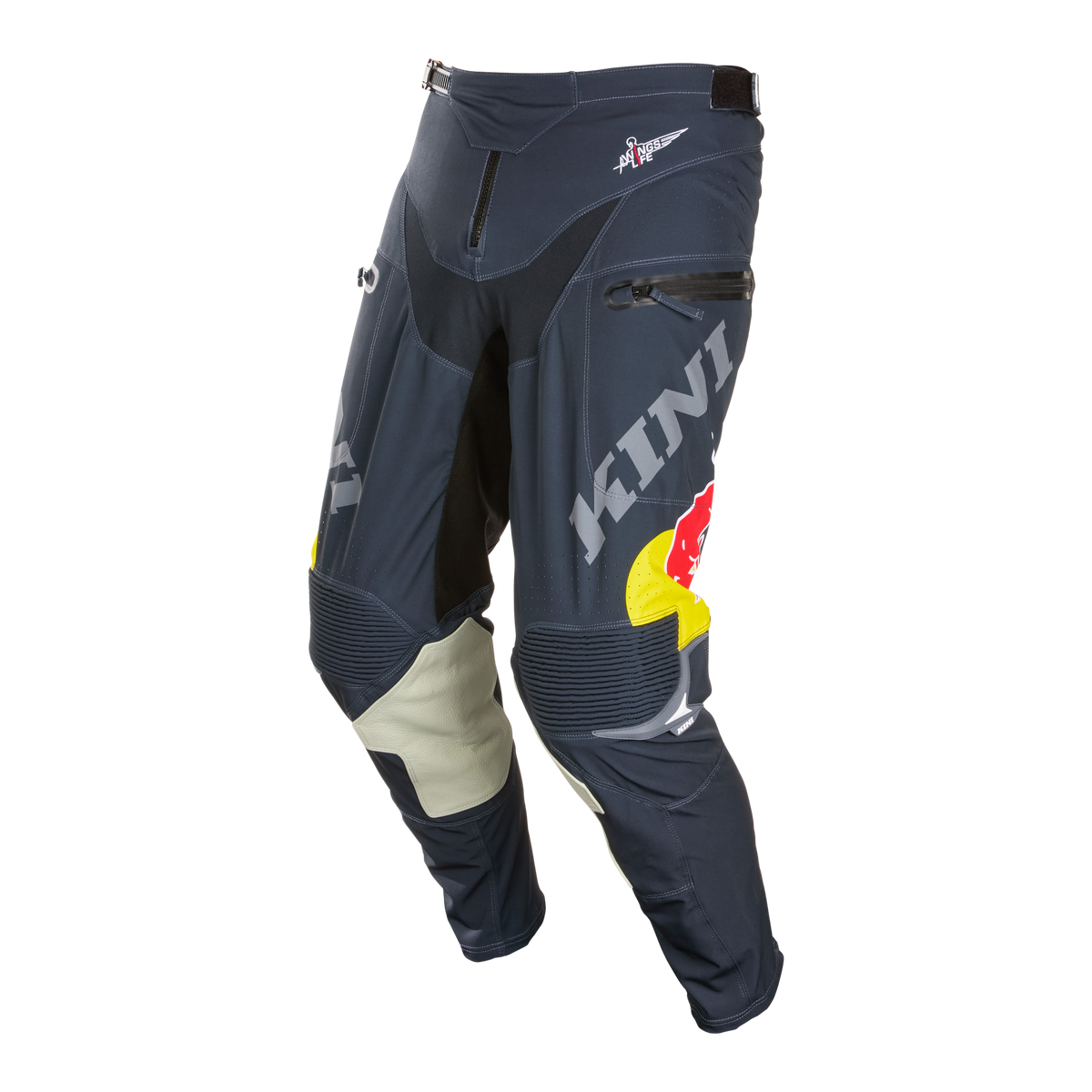 Die KINI RED BULL EXC Hose 1.0 von Kini Red Bull ist eine dunkelblaue Hose mit verstärkten Knien, Hosenschlitz mit Reißverschluss, auffälligem "KINI"-Logo, buntem Red Bull-Branding und verstellbaren Bundlaschen für eine bequeme Passform.