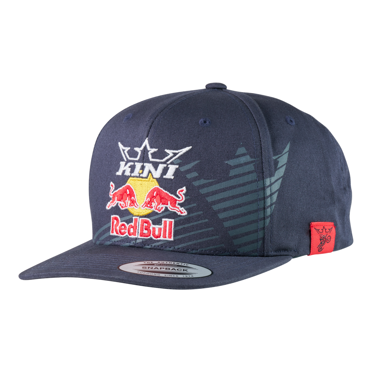 Die KINI RED BULL LI Cap 3.0 von Kini Red Bull ist eine navyfarbene Flex Fit Snapback mit "KINI" und Kronenlogo, Red Bull Branding, einem kleinen roten Seitenanhänger, abgewinkelter Frontstreifengrafik und einer flachen Krempe.