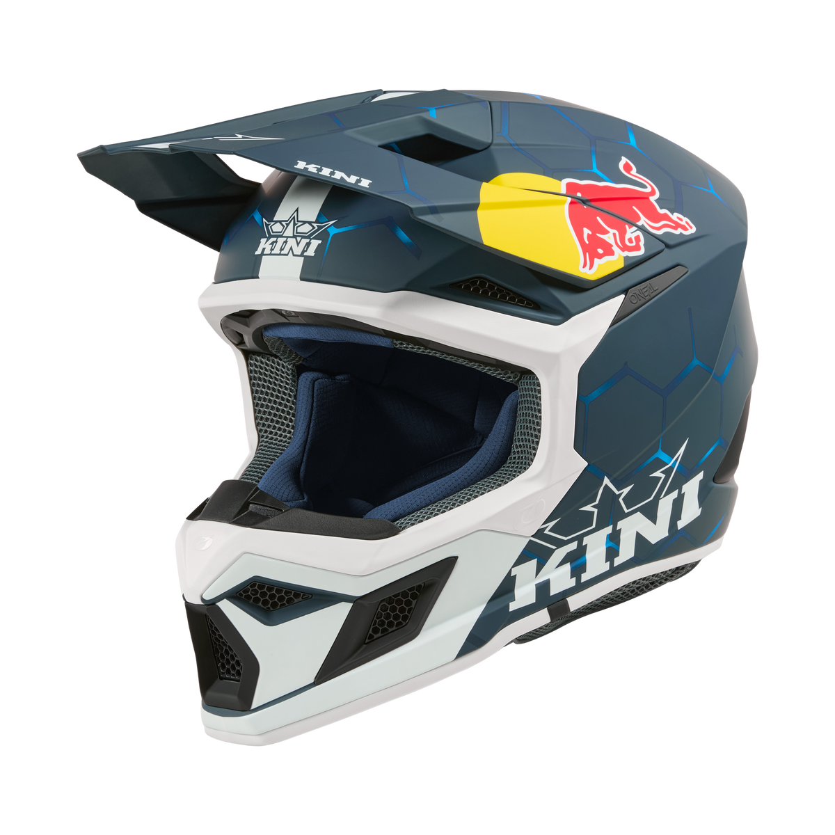 Der KINI RED BULL MX3 Helm 1.0 von Kini Red Bull ist ein blau-weißer Offroad-Helm mit geometrischem Muster, Red Bull-Logo, "KINI" und Kronen-Emblem. Er verfügt über ein Visier, ist Airflaps System kompatibel und perfekt für dein nächstes Off-Road Abenteuer.