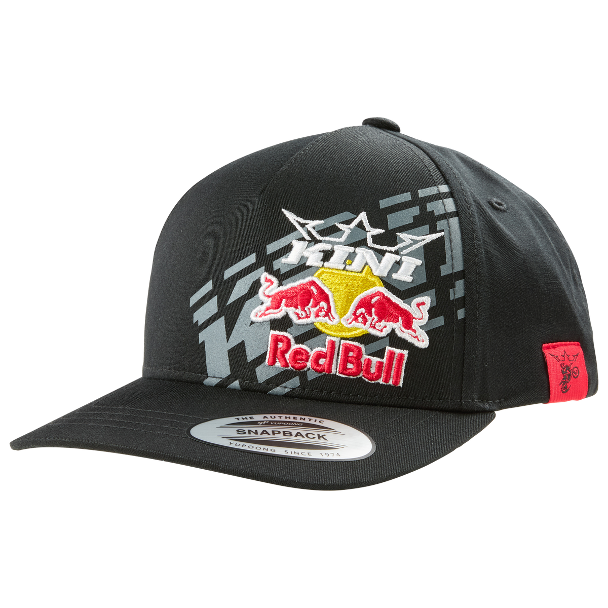 Die Kini Red Bull ST Cap 1.0 ist eine schwarze Kappe mit aufgesticktem Red Bull-Logo, zwei roten Stieren, einem gelben Stern, "KINI" darüber, geometrischen grauen Mustern, einem kleinen roten Schild auf der linken Seite und einer verstellbaren Passform für mehr Komfort.