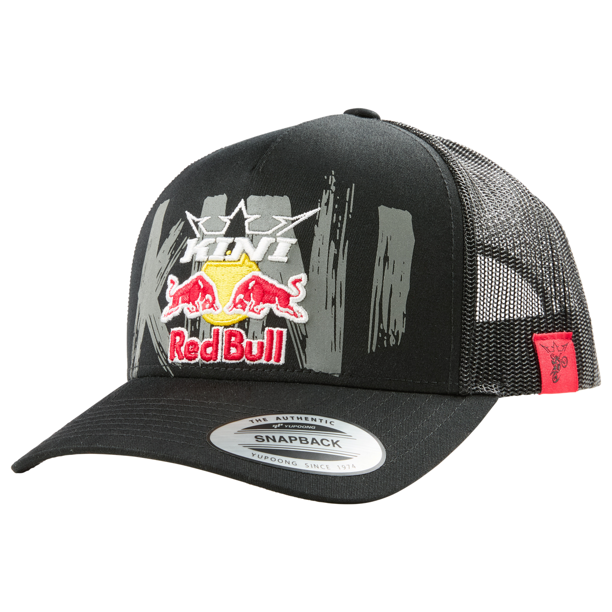 Die KINI RED BULL TR Cap 2.0 von Kini Red Bull ist eine schwarze Mesh Flex Fit Trucker Snapback mit dem Red Bull KTM Racing Team Logo, zwei roten Stieren, grauen Pinselstrichen, einem kleinen roten Schild auf der linken Seite und einer verstellbaren Passform.