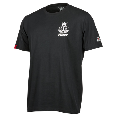 Das KINI KP T-Shirt 1.0 von Kini Red Bull ist ein schwarzes, kurzärmeliges T-Shirt mit Rundhalsausschnitt, weißer Wasserbasis-Grafik und "KINI" auf der linken Brust sowie kleinen Logos auf dem linken Ärmel.