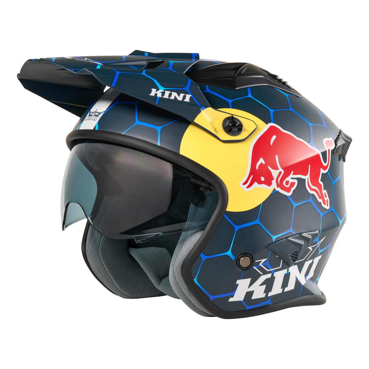 Seitenansicht des KINI RED BULL XDR 1.0 Helm von Mission Kini, ein blauer Motocross-Helm mit sechseckigem Muster, Red Bull-Logo, getöntem Visier, Sonnenschirm und "KINI"-Branding.