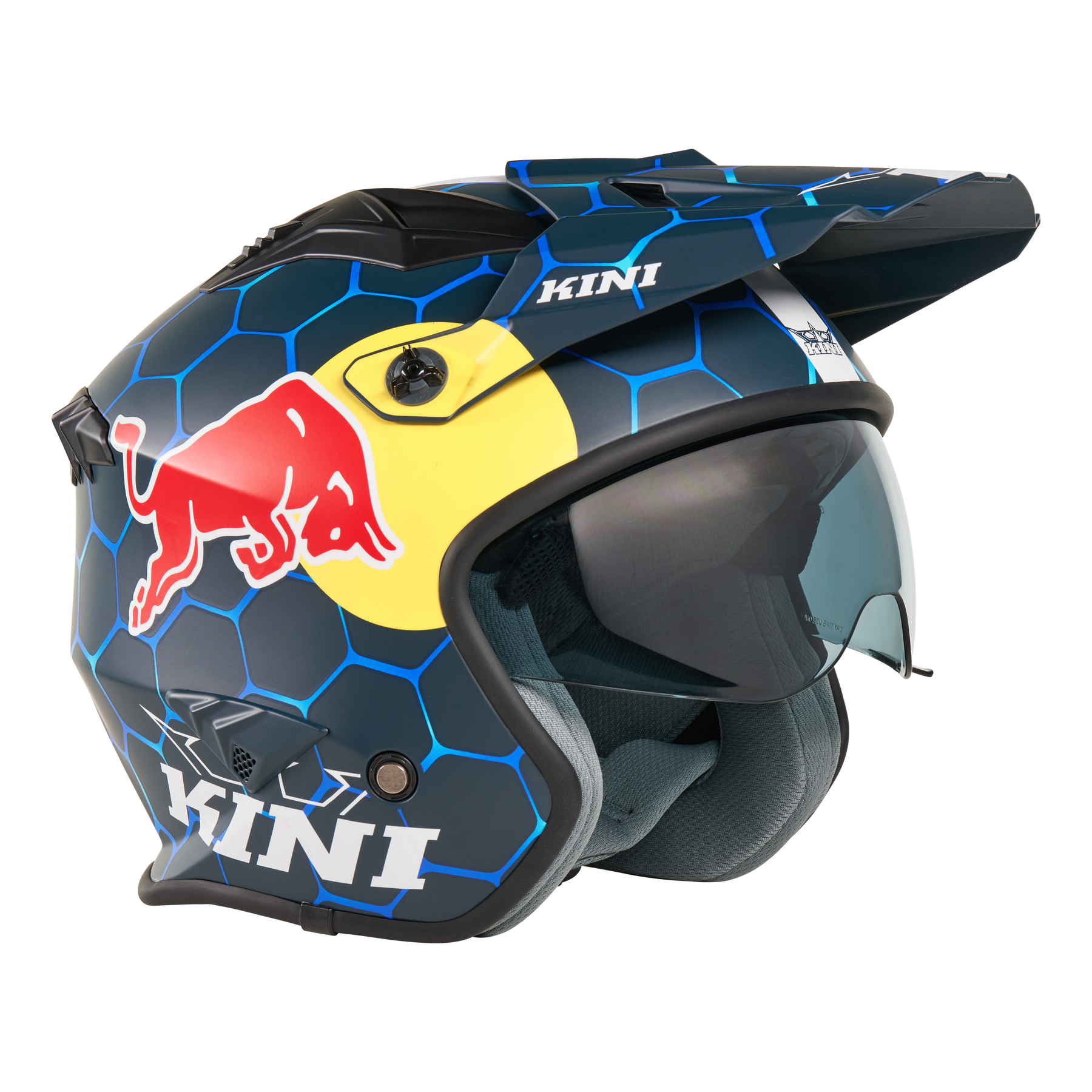 Der Mission Kini KINI RED BULL XDR 1.0 Helm ist ein blau-schwarzer Motorradhelm mit sechseckigen Mustern, Red Bull- und KINI-Logos, gelbem Hintergrund hinter der Red Bull-Grafik, getöntem Visier und eckigen Kinn-/Oberbelüftungsöffnungen.