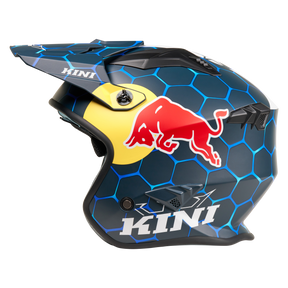 Der Mission Kini KINI RED BULL XDR 1.0 Helm zeichnet sich durch ein blaues, sechseckiges Design, einen auffälligen weißen "KINI"-Schriftzug, ein großes Red Bull-Logo, ein schwarzes Visier und einen gelben Akzent im vorderen Bereich aus.