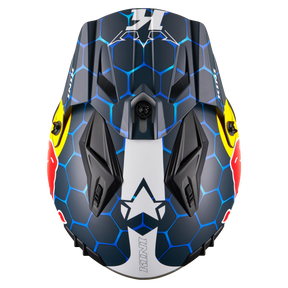 Die Draufsicht auf den Mission Kini KINI RED BULL XDR 1.0 Helm zeigt ein blaues Sechseckmuster, kräftige schwarze und weiße Abschnitte, gelb-rote augenähnliche Grafiken auf jeder Seite, einen Stern in der Mitte und ein Branding auf der Vorderseite.
